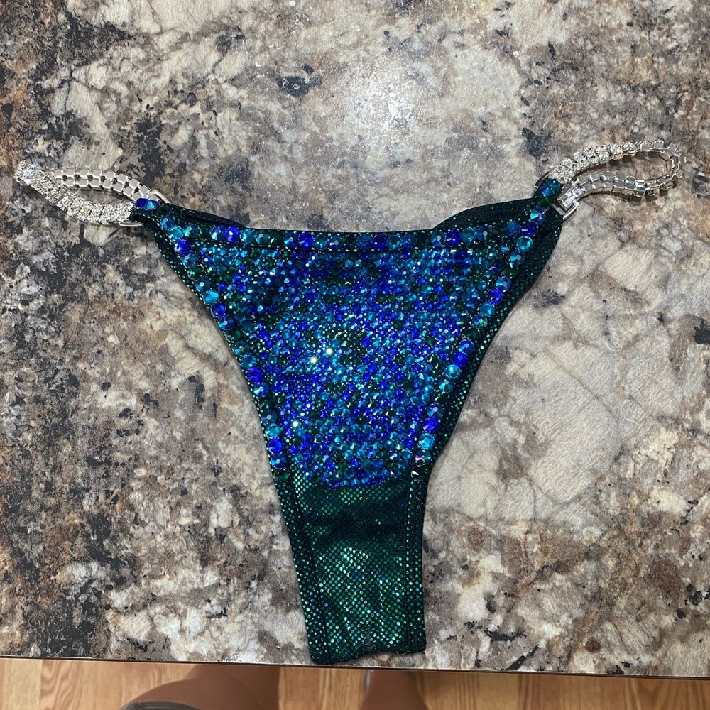Competition Bikini - Picture 2 of 8